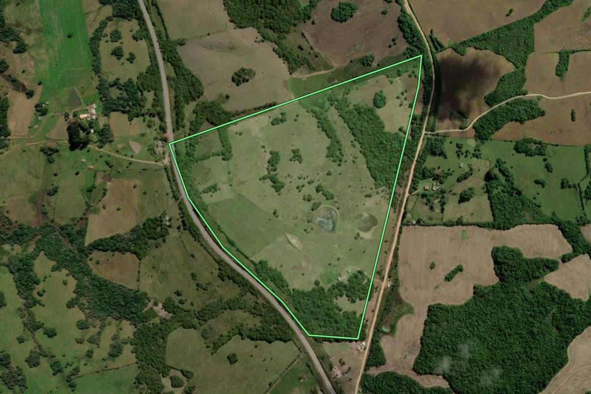 Imagem de satélite do imóvel rural em Canguçu (RS), com o contorno declarado no CAR desenhado por cima.