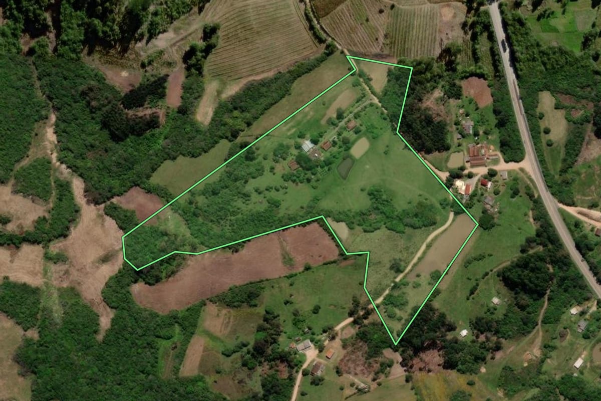 Imagem de satélite do imóvel rural em Canguçu (RS), com o contorno declarado no CAR desenhado por cima.