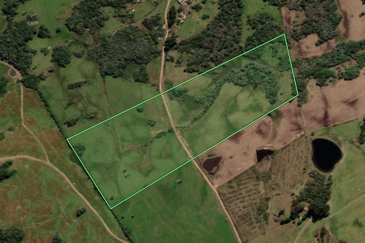 Imagem de satélite do imóvel rural em Canguçu (RS), com o contorno declarado no CAR desenhado por cima.