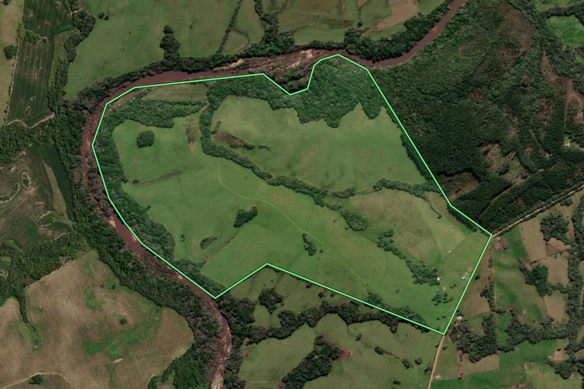 Imagem de satélite do imóvel rural em Canguçu (RS), com o contorno declarado no CAR desenhado por cima.