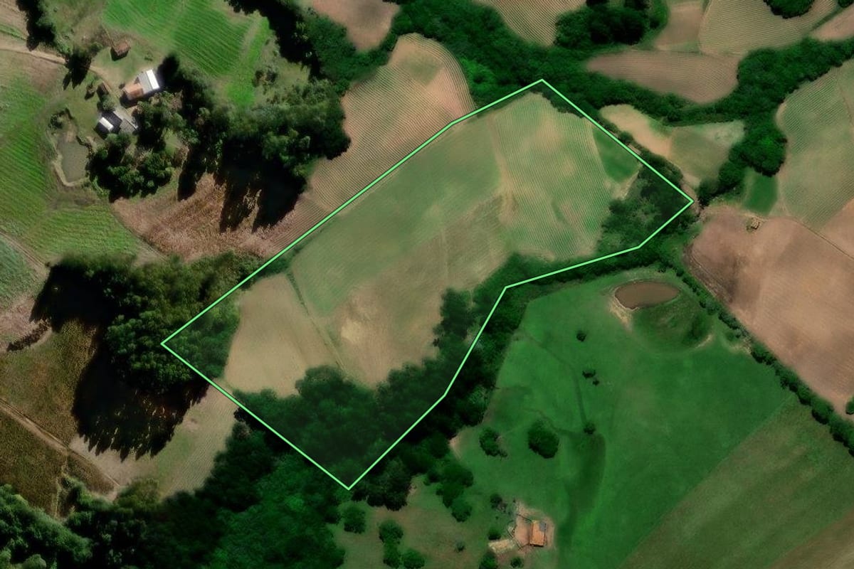 Imagem de satélite do imóvel rural em Canguçu (RS), com o contorno declarado no CAR desenhado por cima.