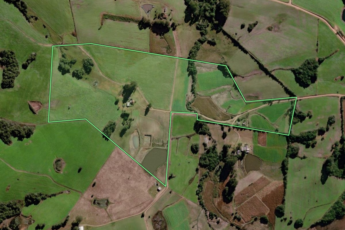Imagem de satélite do imóvel rural em Canguçu (RS), com o contorno declarado no CAR desenhado por cima.