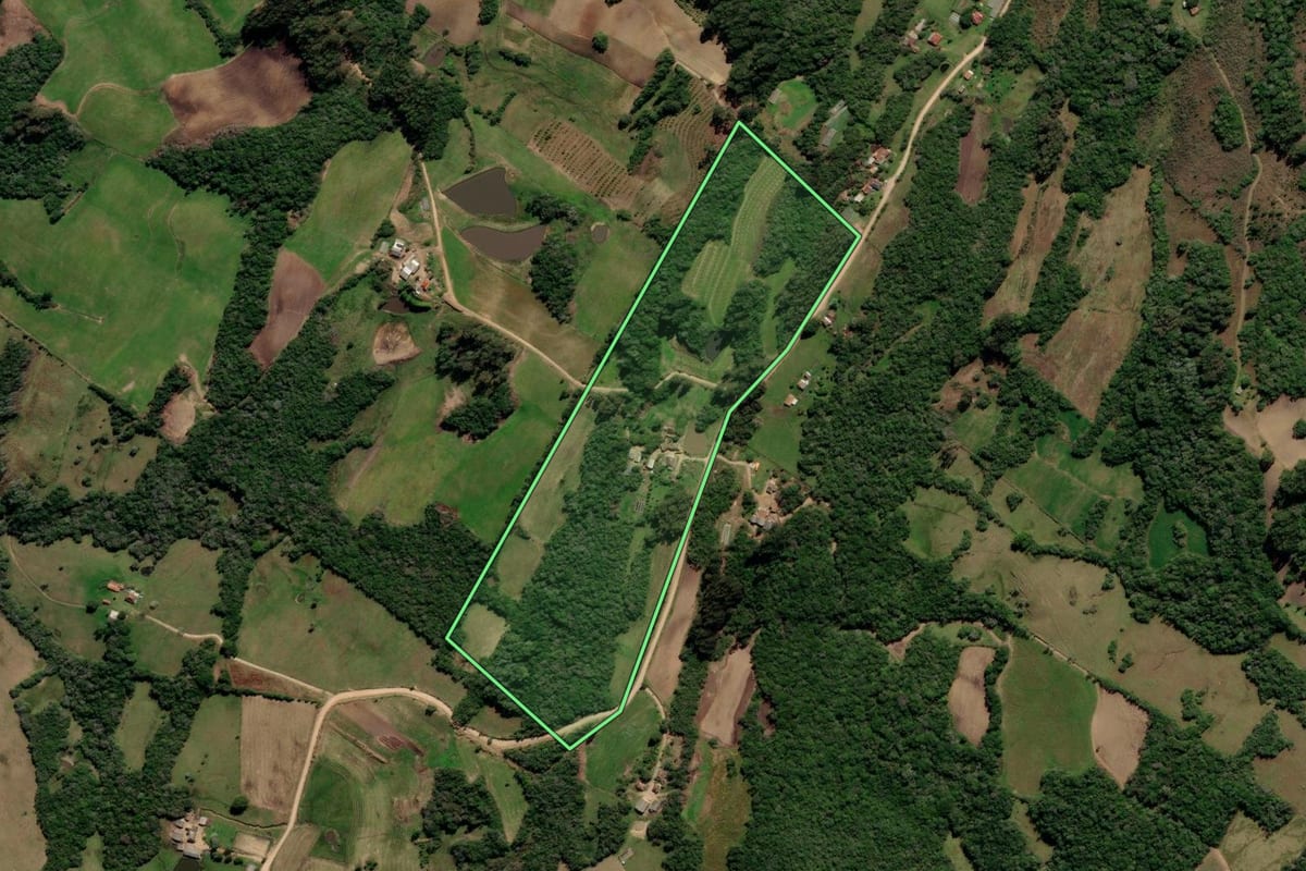 Imagem de satélite do imóvel rural em Canguçu (RS), com o contorno declarado no CAR desenhado por cima.