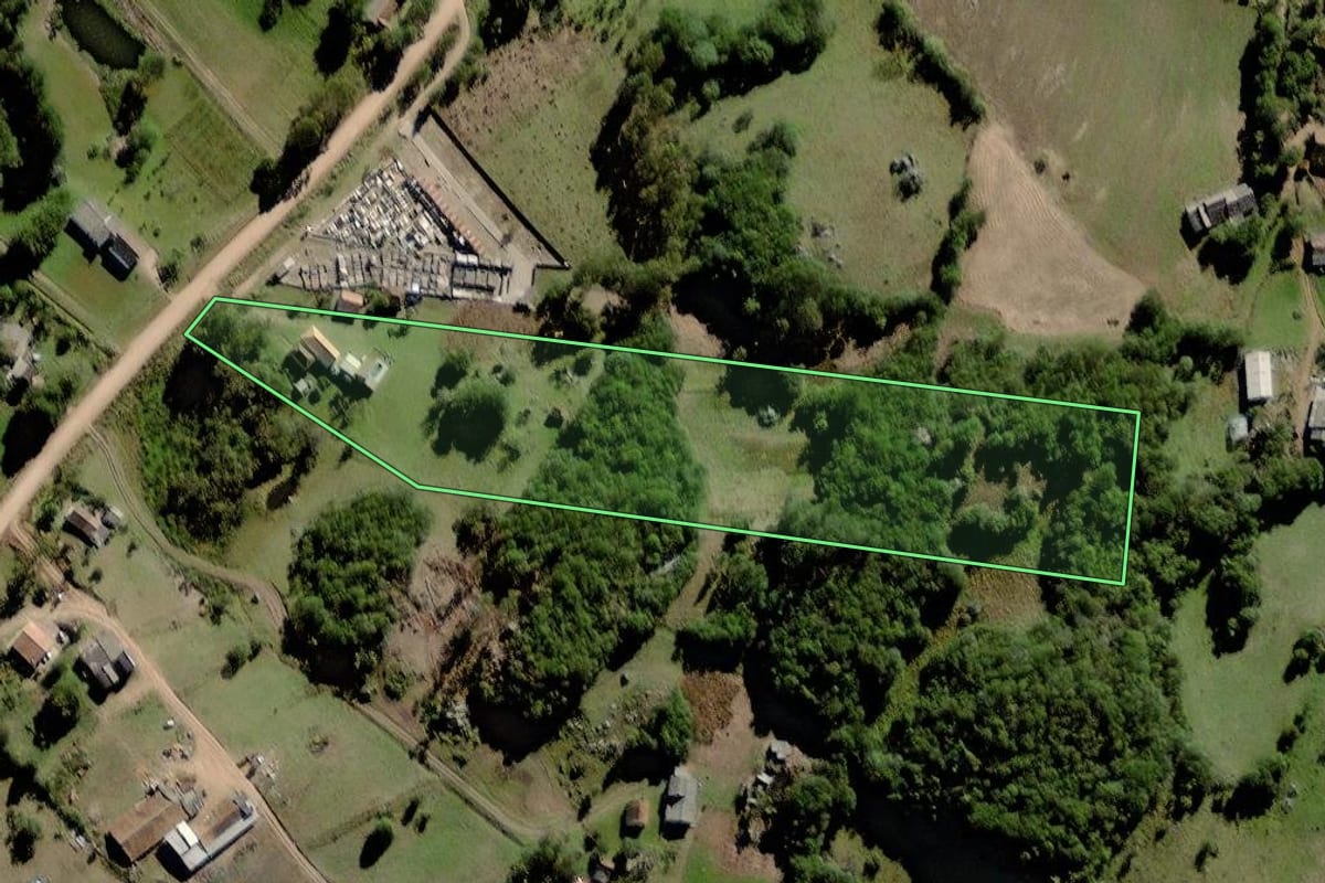 Imagem de satélite do imóvel rural em Canguçu (RS), com o contorno declarado no CAR desenhado por cima.