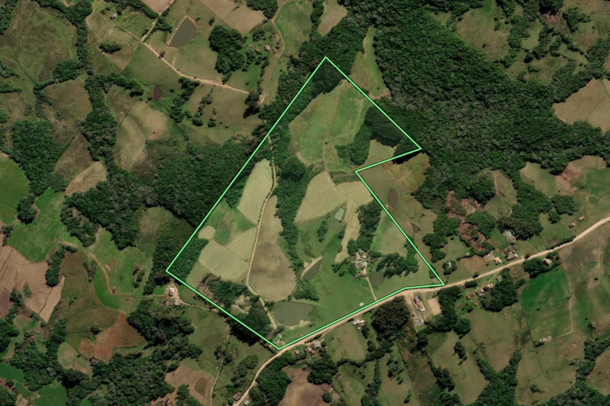Imagem de satélite do imóvel rural em Canguçu (RS), com o contorno declarado no CAR desenhado por cima.