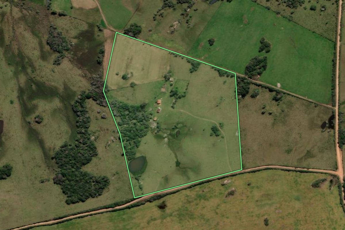 Imagem de satélite do imóvel rural em Canguçu (RS), com o contorno declarado no CAR desenhado por cima.