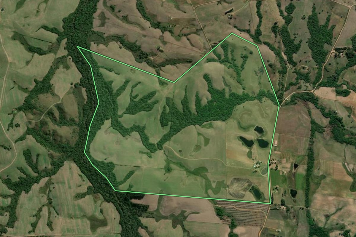 Imagem de satélite do imóvel rural em Canguçu (RS), com o contorno declarado no CAR desenhado por cima.