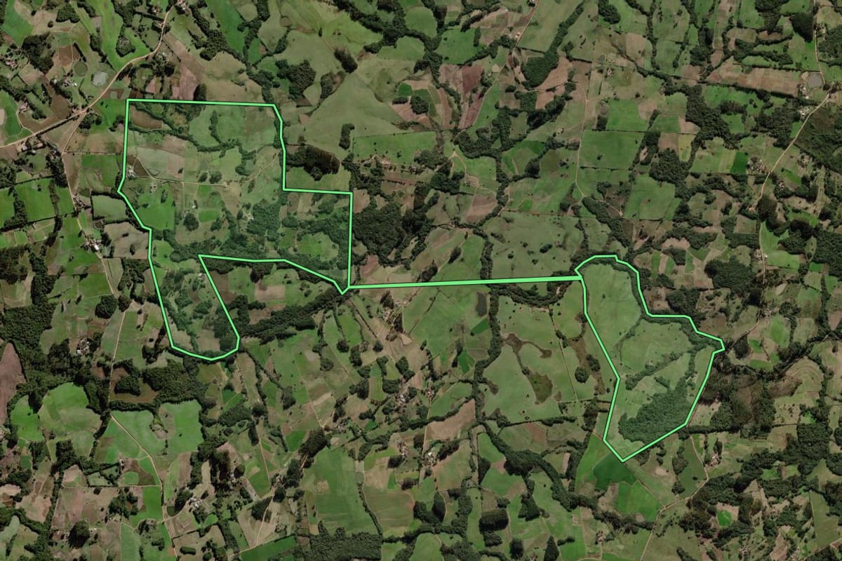 Imagem de satélite do imóvel rural em Canguçu (RS), com o contorno declarado no CAR desenhado por cima.