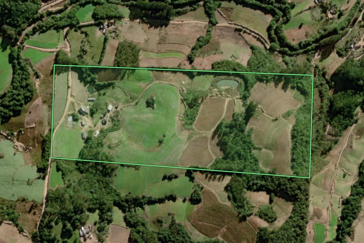 Imagem de satélite do imóvel rural em Canguçu (RS), com o contorno declarado no CAR desenhado por cima.