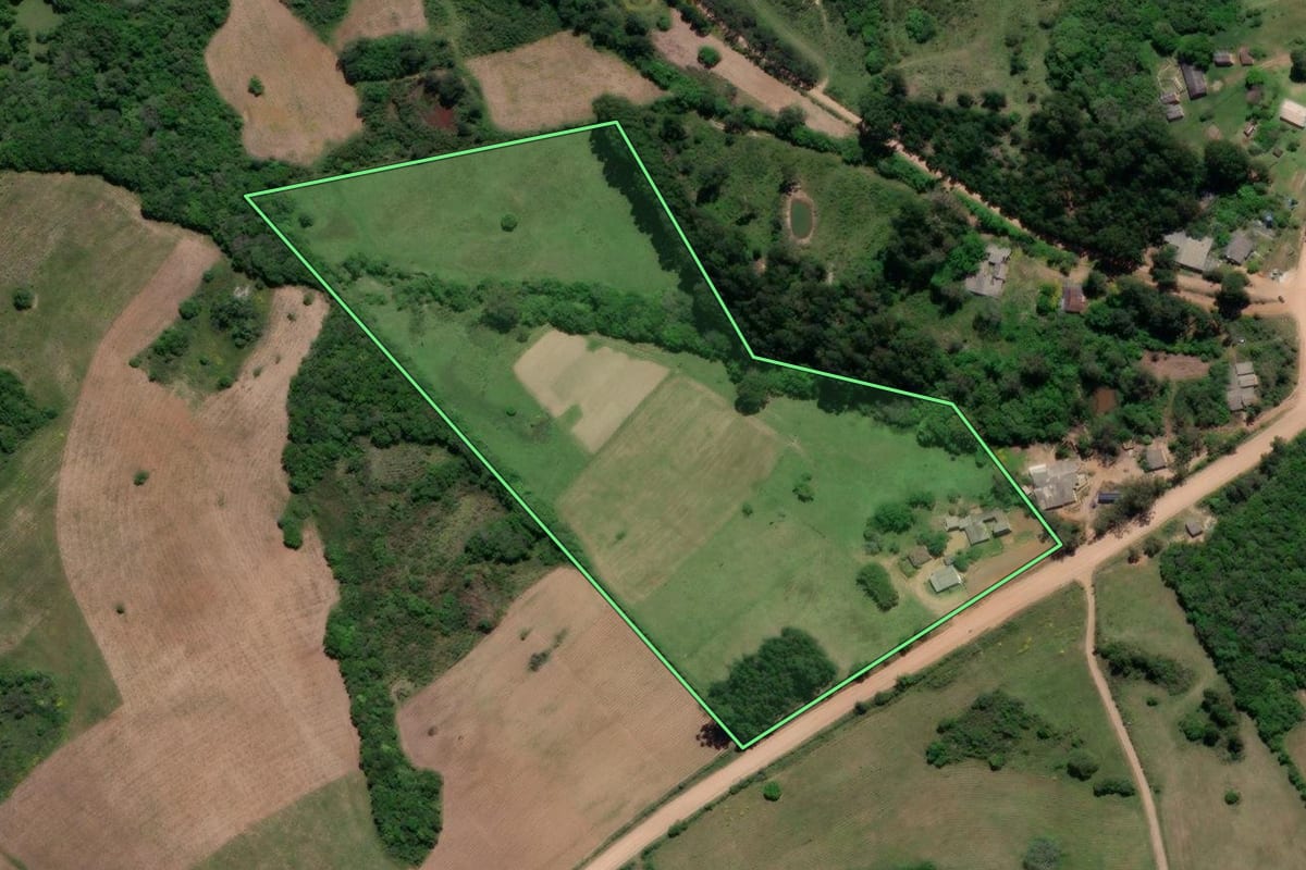 Imagem de satélite do imóvel rural em Canguçu (RS), com o contorno declarado no CAR desenhado por cima.