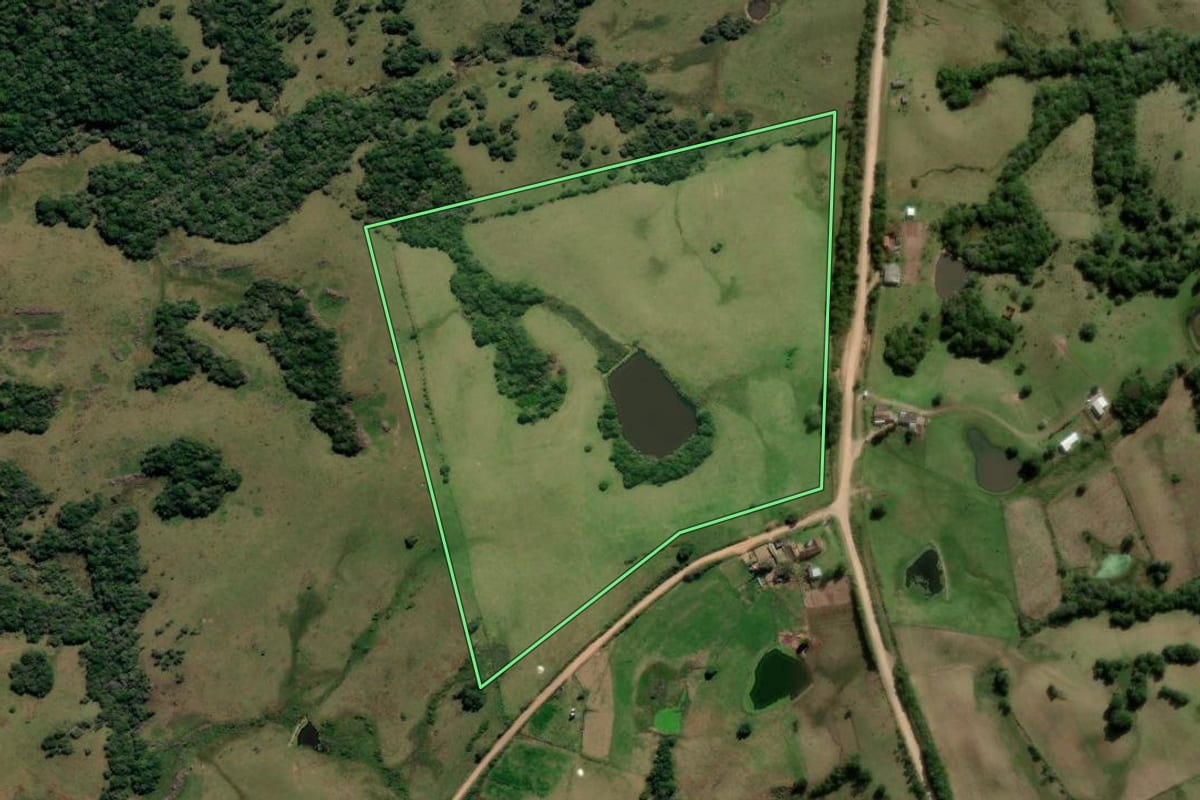Imagem de satélite do imóvel rural em Canguçu (RS), com o contorno declarado no CAR desenhado por cima.