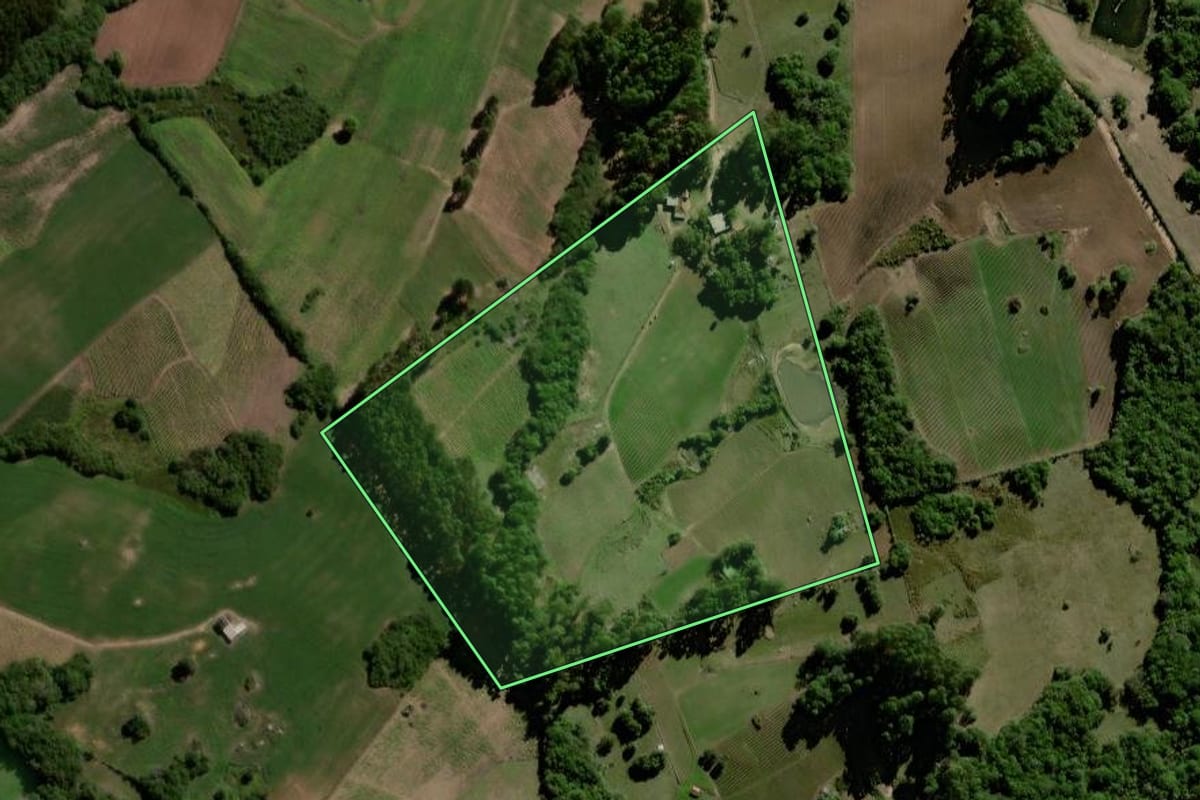 Imagem de satélite do imóvel rural em Canguçu (RS), com o contorno declarado no CAR desenhado por cima.
