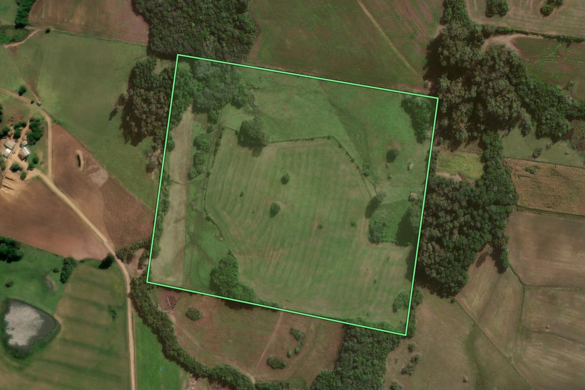 Imagem de satélite do imóvel rural em Canguçu (RS), com o contorno declarado no CAR desenhado por cima.