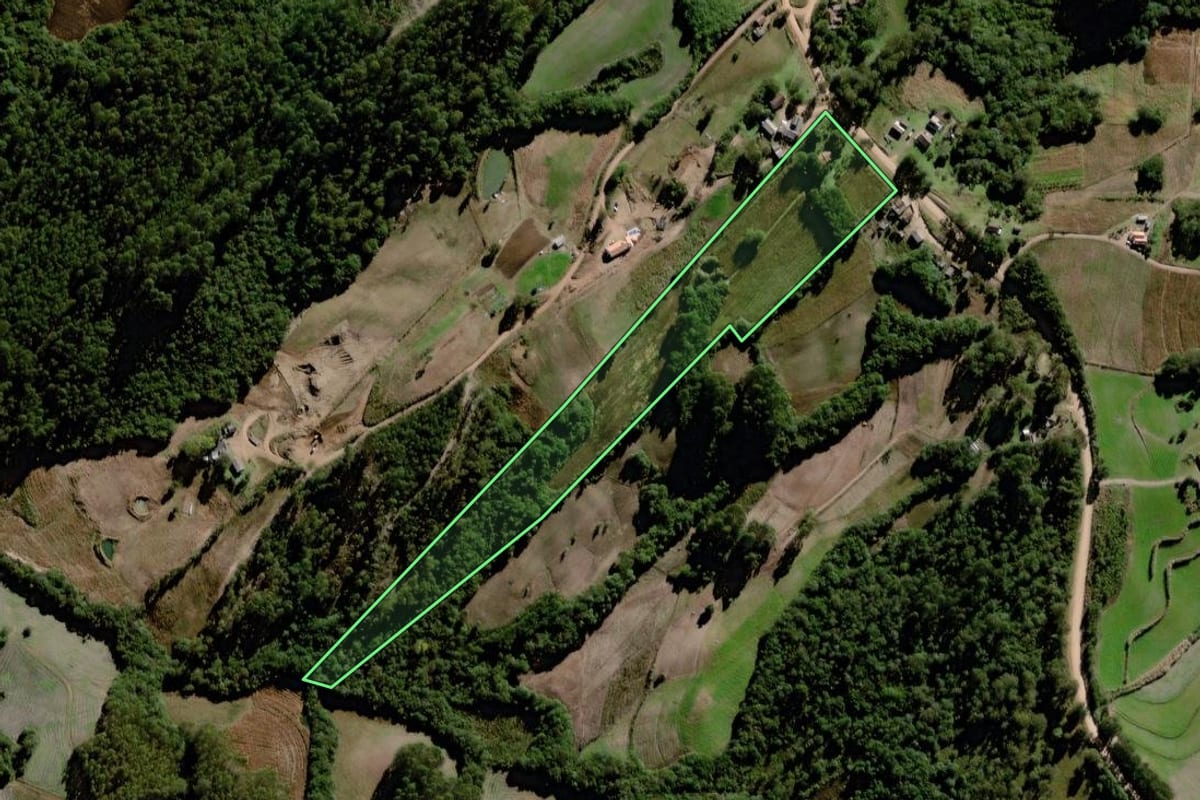 Imagem de satélite do imóvel rural em Canguçu (RS), com o contorno declarado no CAR desenhado por cima.