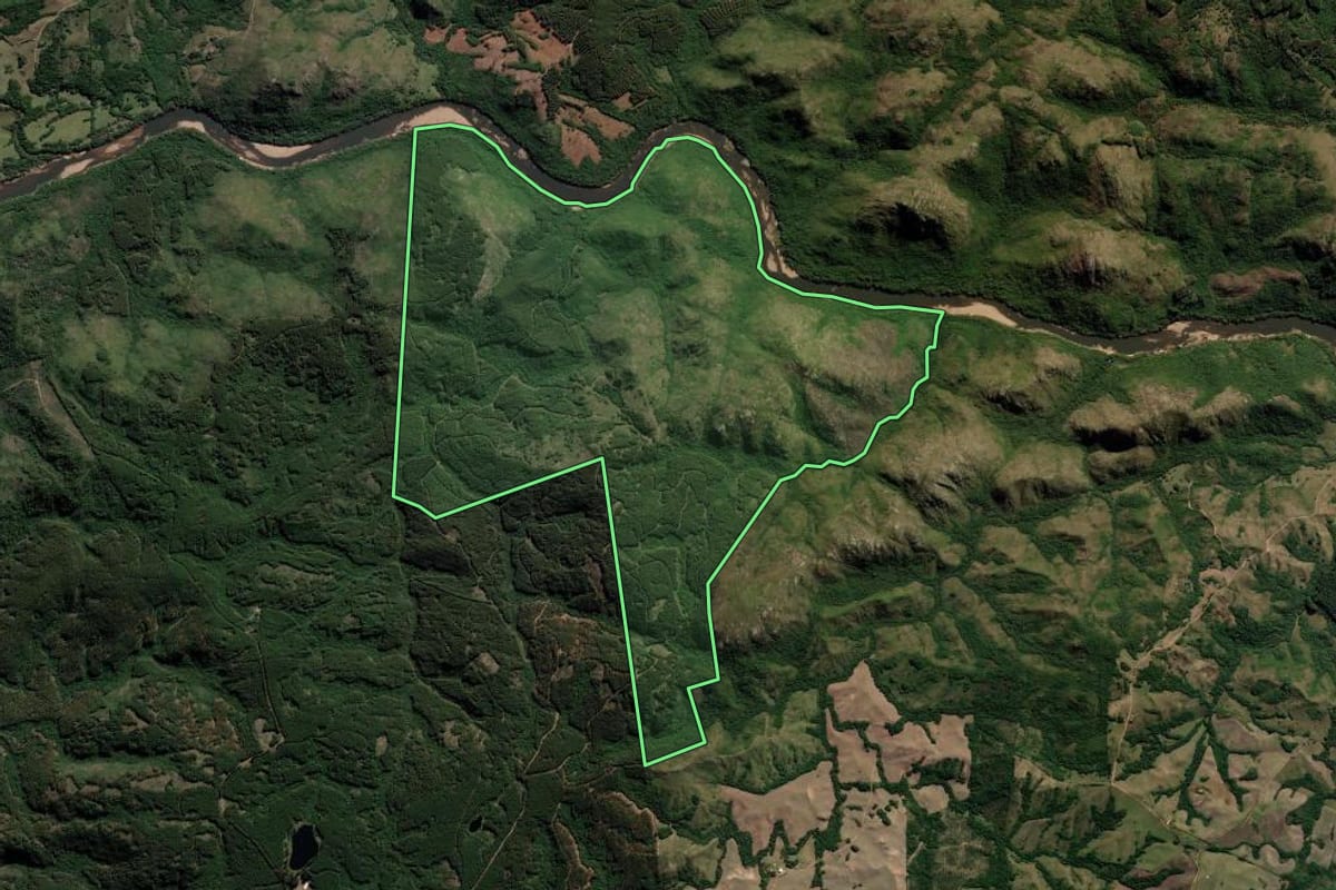 Imagem de satélite do imóvel rural em Canguçu (RS), com o contorno declarado no CAR desenhado por cima.