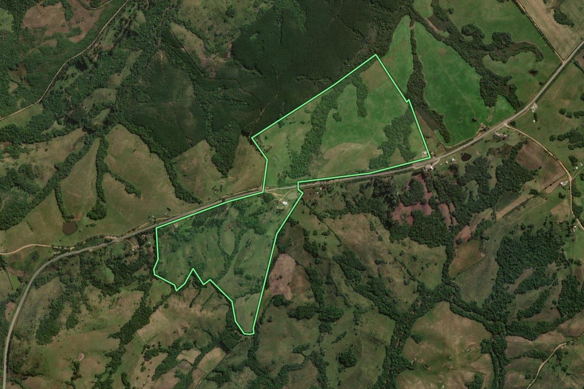 Imagem de satélite do imóvel rural em Canguçu (RS), com o contorno declarado no CAR desenhado por cima.
