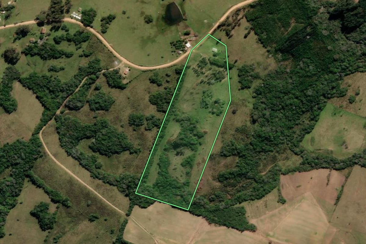 Imagem de satélite do imóvel rural em Canguçu (RS), com o contorno declarado no CAR desenhado por cima.