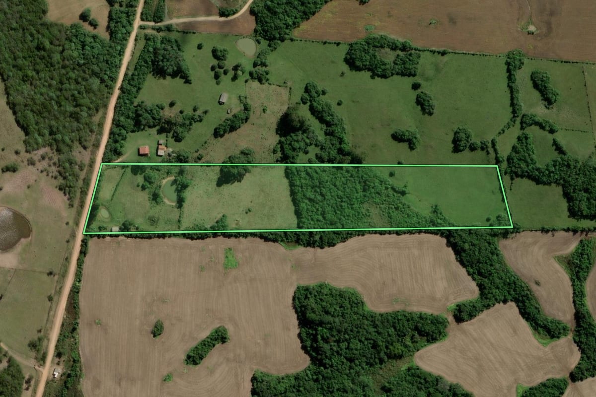 Imagem de satélite do imóvel rural em Canguçu (RS), com o contorno declarado no CAR desenhado por cima.