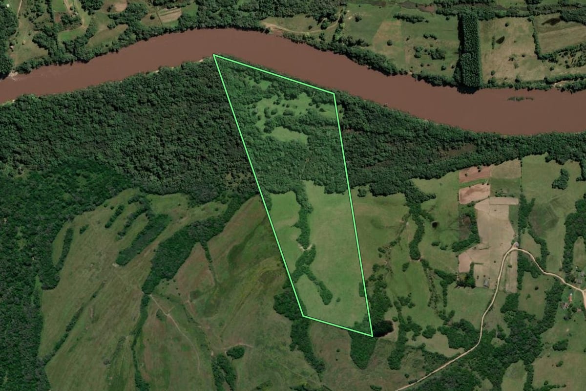 Imagem de satélite do imóvel rural em Canguçu (RS), com o contorno declarado no CAR desenhado por cima.
