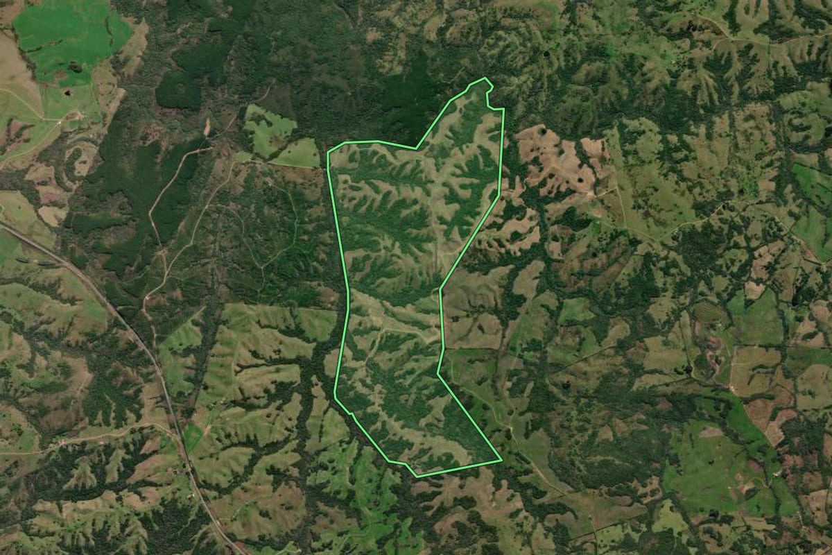 Imagem de satélite do imóvel rural em Canguçu (RS), com o contorno declarado no CAR desenhado por cima.