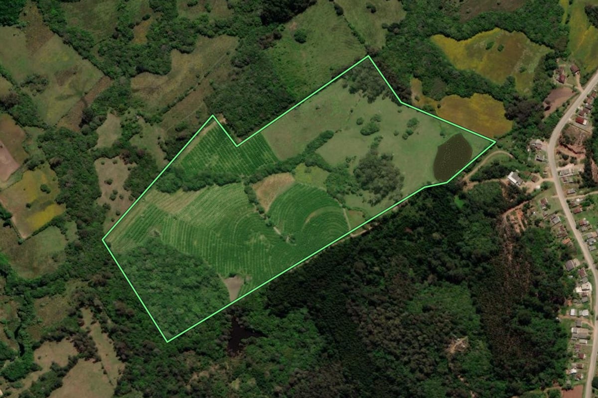 Imagem de satélite do imóvel rural em Canguçu (RS), com o contorno declarado no CAR desenhado por cima.