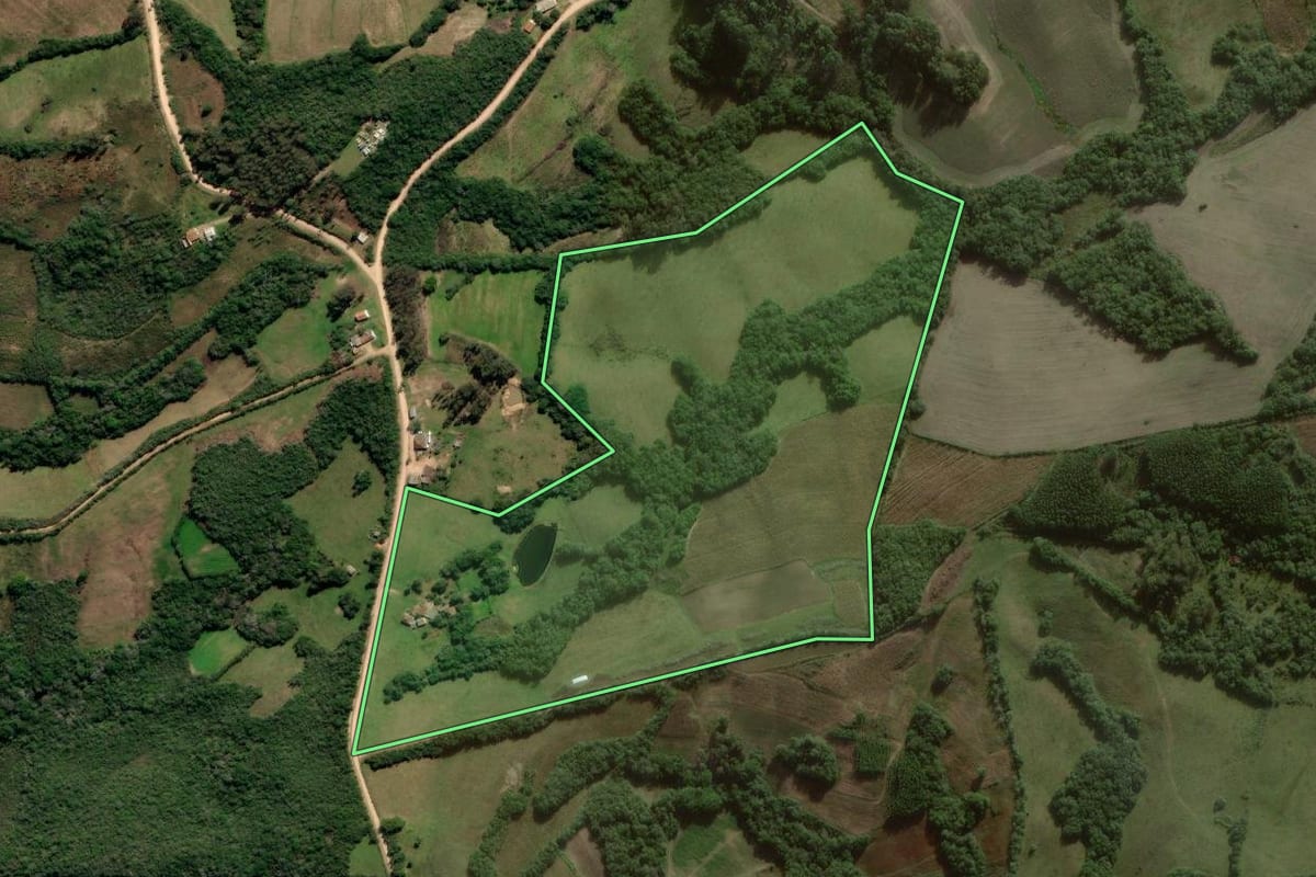 Imagem de satélite do imóvel rural em Canguçu (RS), com o contorno declarado no CAR desenhado por cima.