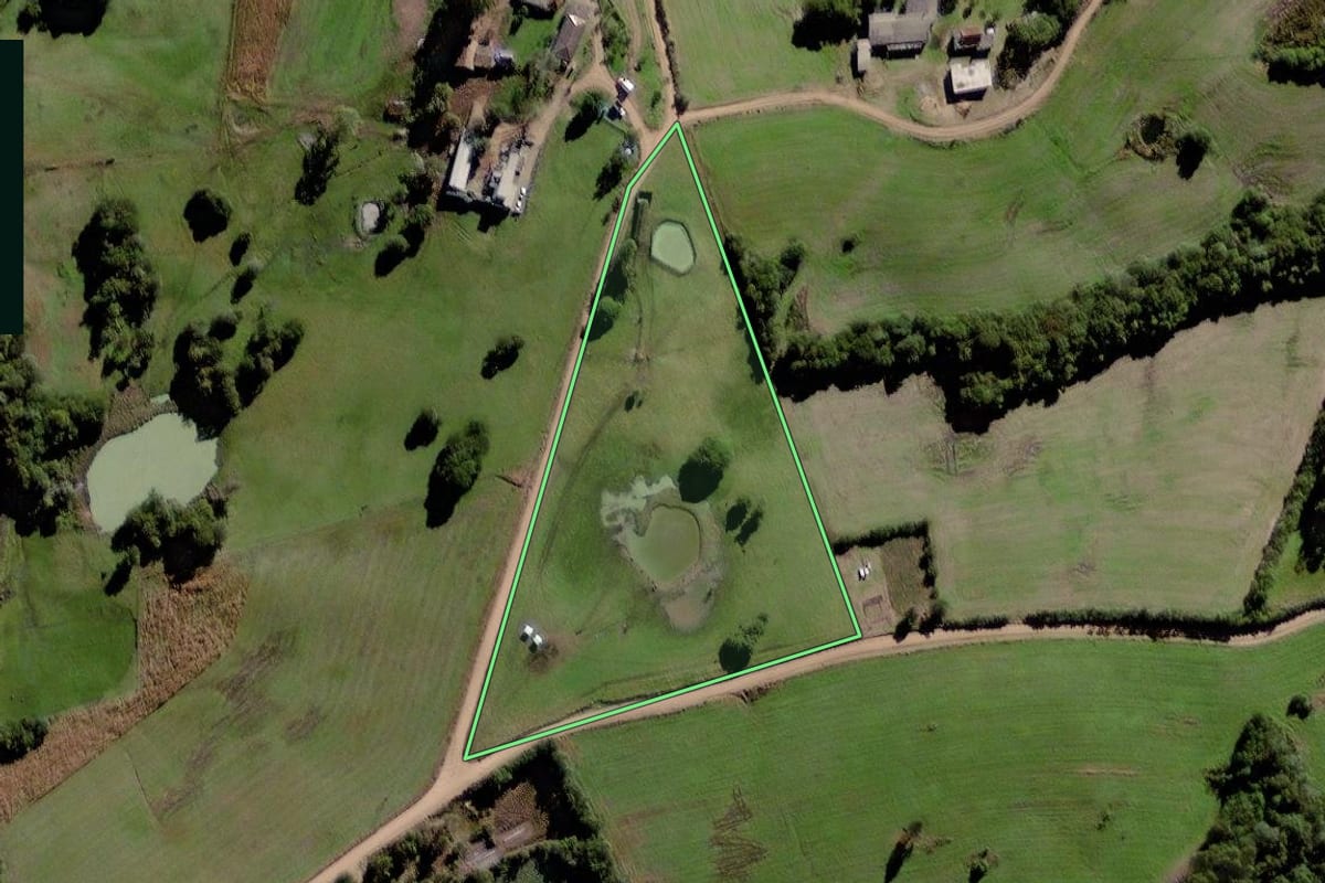 Imagem de satélite do imóvel rural em Canguçu (RS), com o contorno declarado no CAR desenhado por cima.