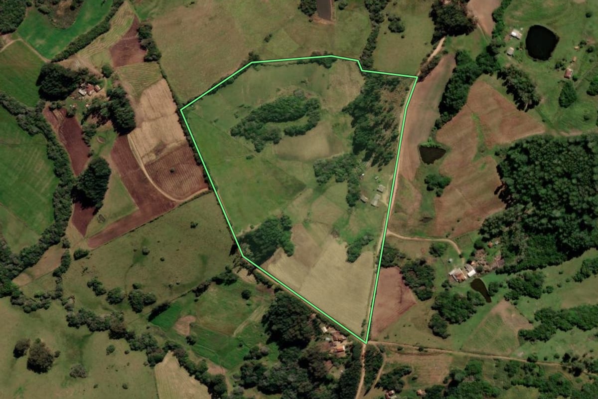 Imagem de satélite do imóvel rural em Canguçu (RS), com o contorno declarado no CAR desenhado por cima.