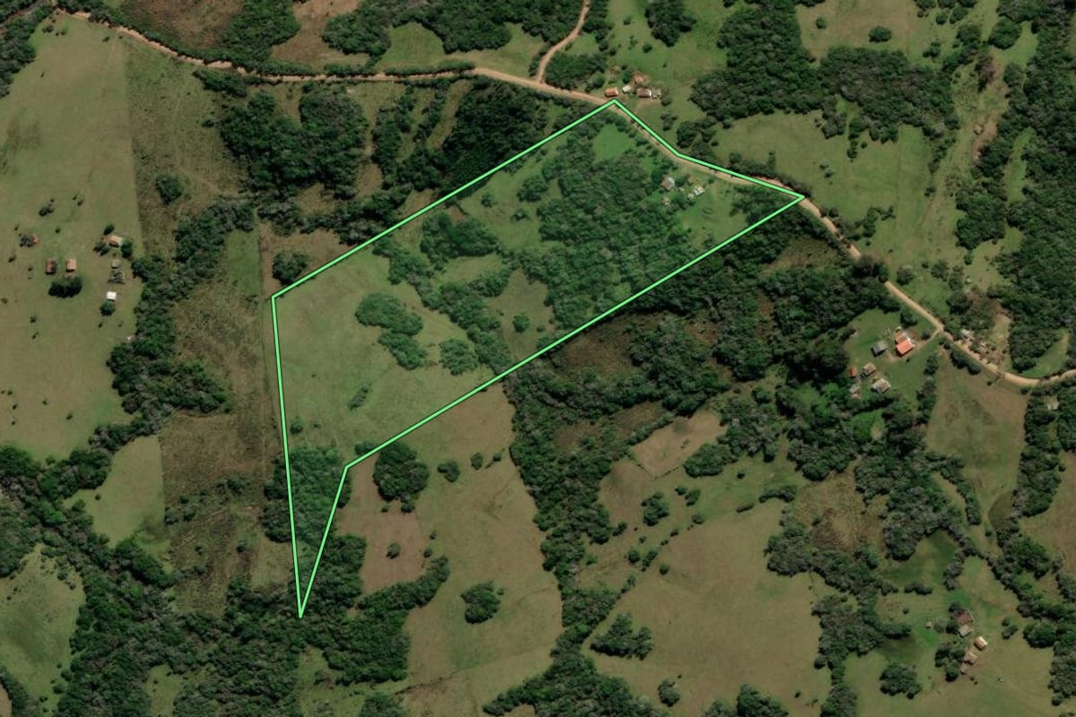 Imagem de satélite do imóvel rural em Canguçu (RS), com o contorno declarado no CAR desenhado por cima.