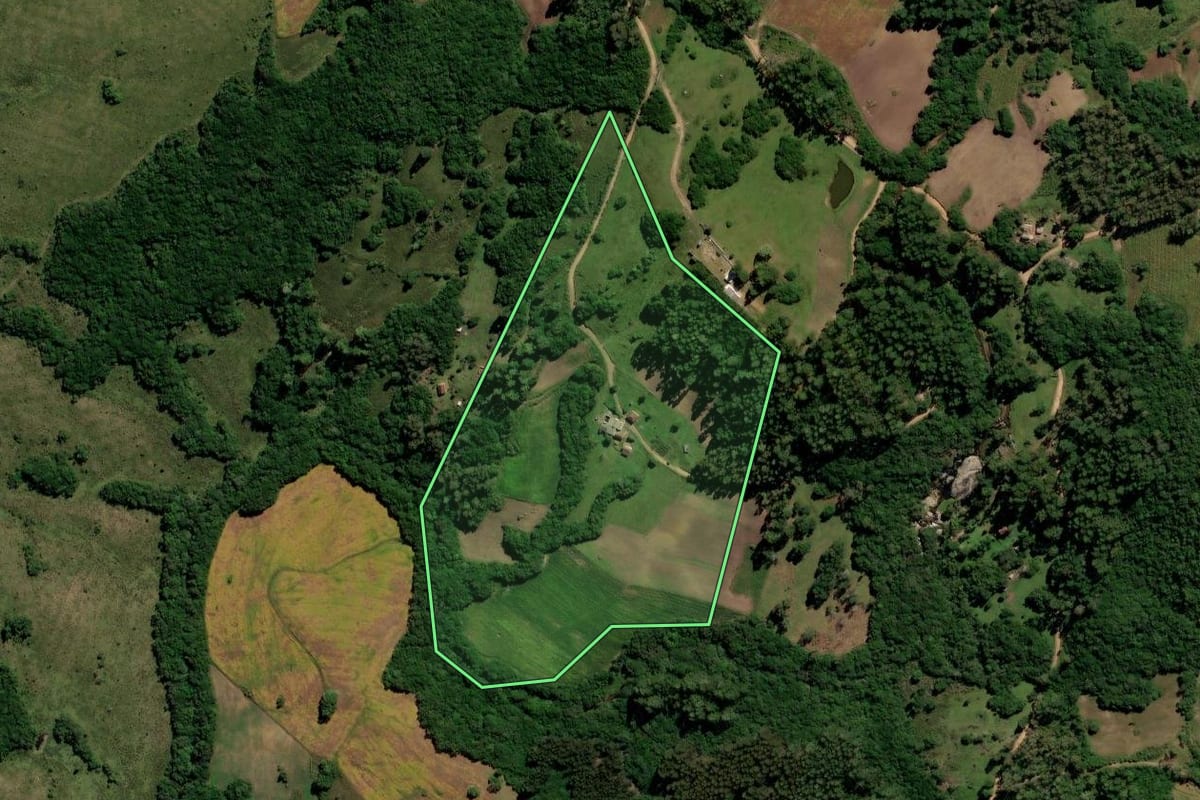 Imagem de satélite do imóvel rural em Canguçu (RS), com o contorno declarado no CAR desenhado por cima.
