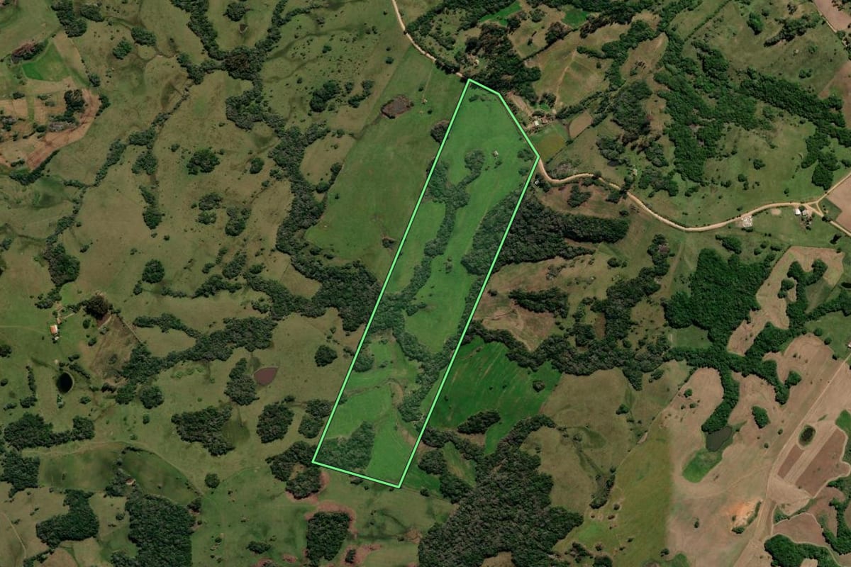 Imagem de satélite do imóvel rural em Canguçu (RS), com o contorno declarado no CAR desenhado por cima.