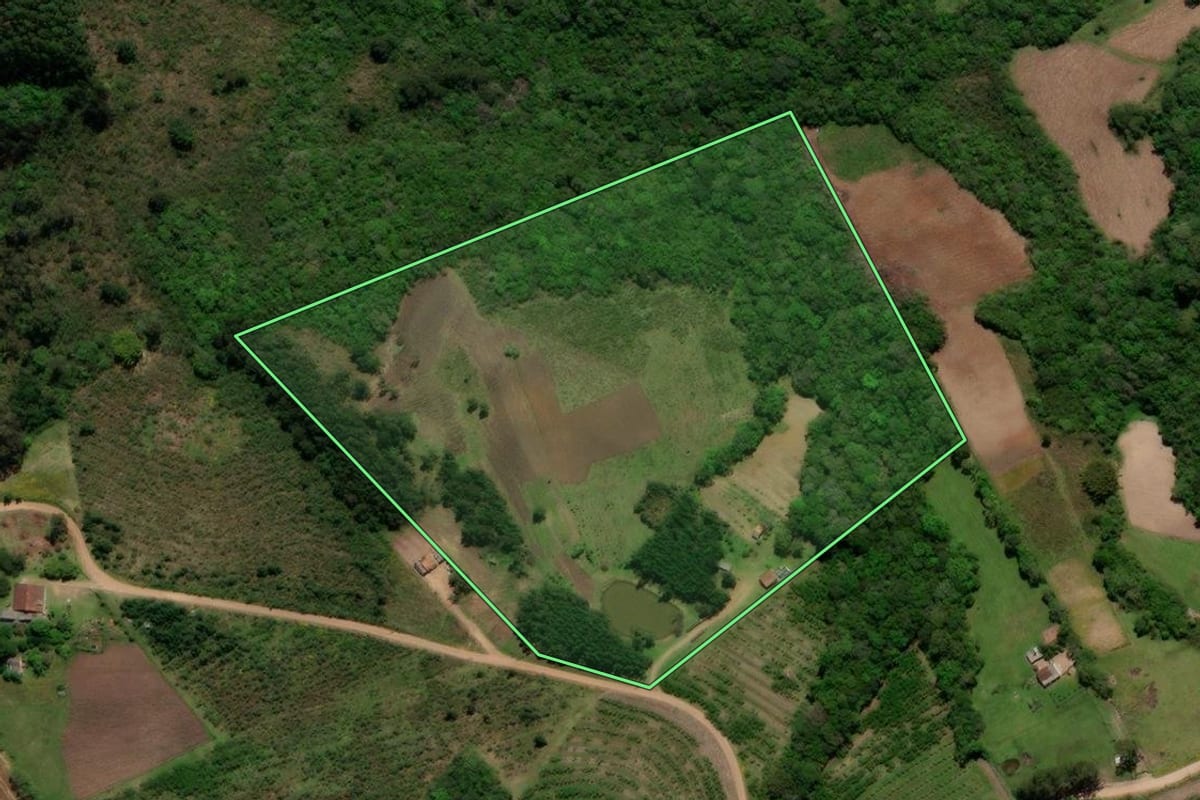 Imagem de satélite do imóvel rural em Canguçu (RS), com o contorno declarado no CAR desenhado por cima.