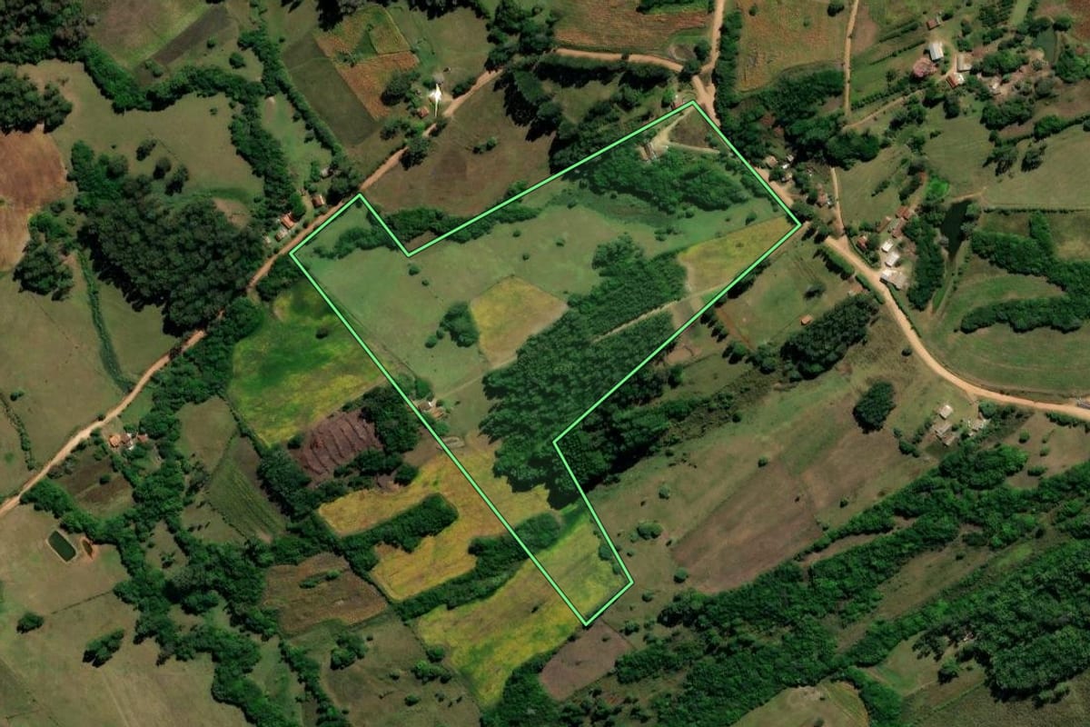 Imagem de satélite do imóvel rural em Canguçu (RS), com o contorno declarado no CAR desenhado por cima.