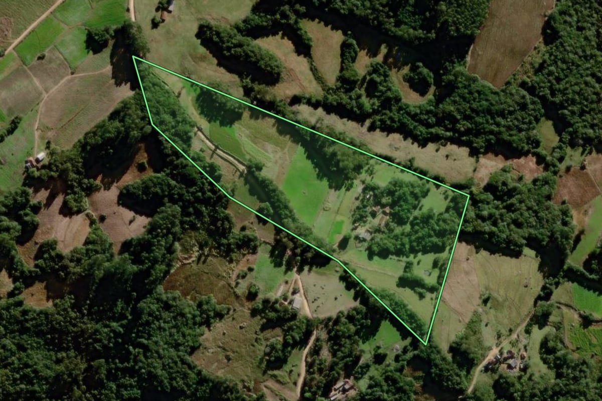 Imagem de satélite do imóvel rural em Canguçu (RS), com o contorno declarado no CAR desenhado por cima.