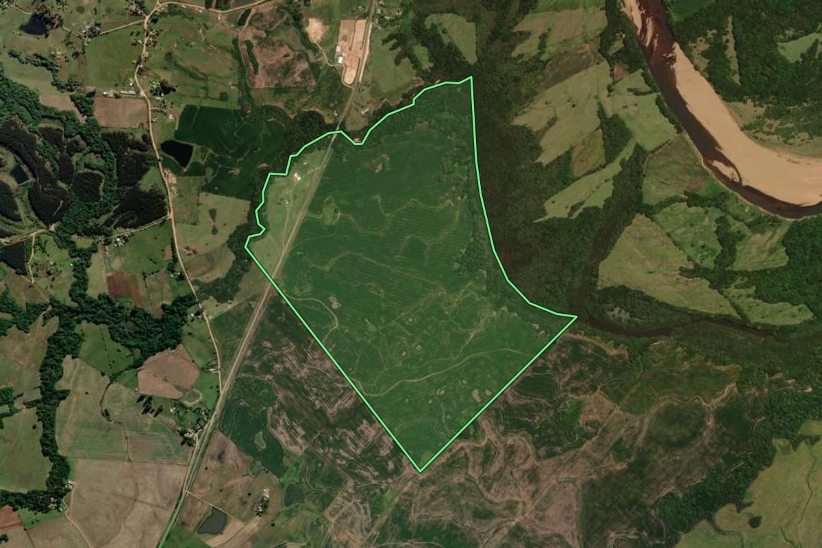 Imagem de satélite do imóvel rural em Canguçu (RS), com o contorno declarado no CAR desenhado por cima.