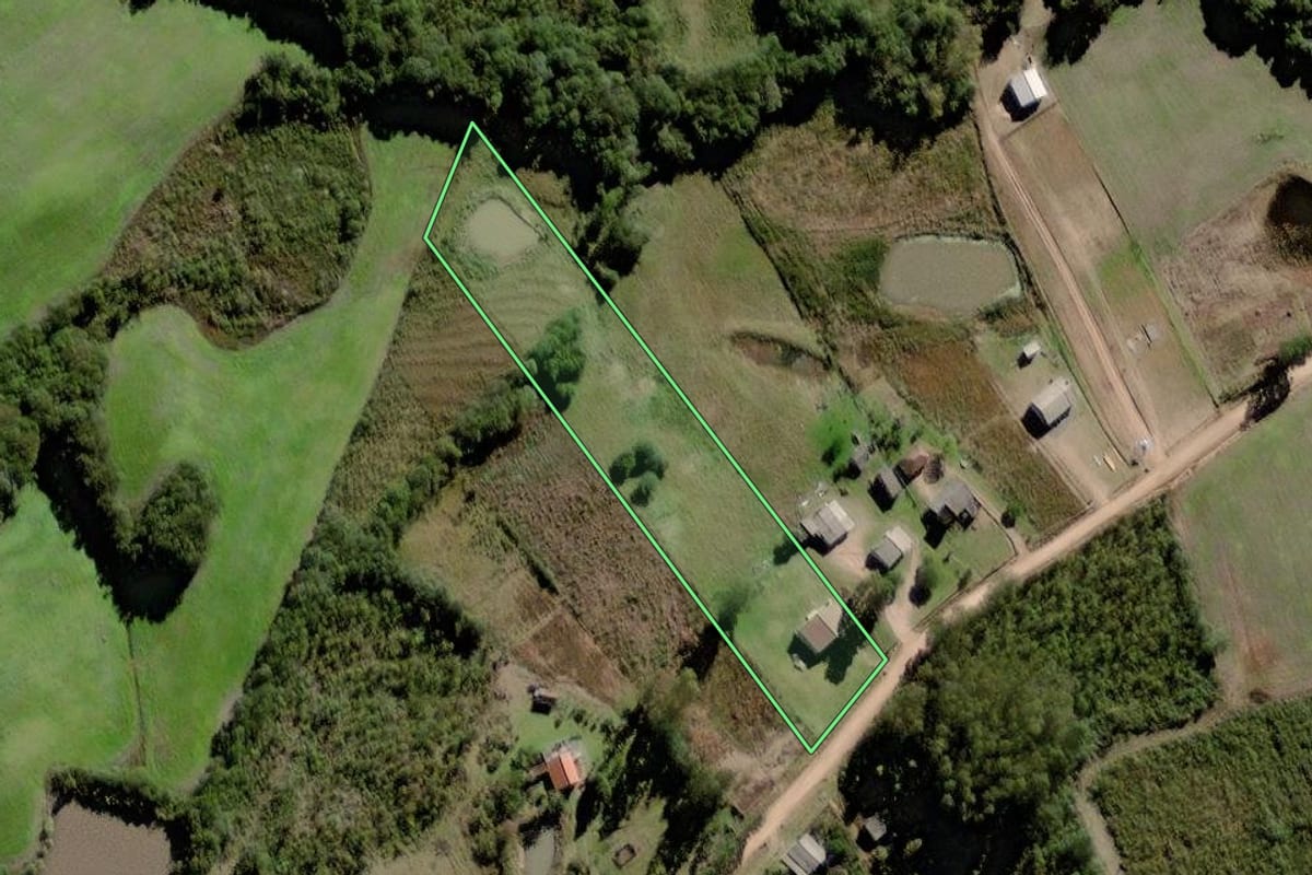 Imagem de satélite do imóvel rural em Canguçu (RS), com o contorno declarado no CAR desenhado por cima.