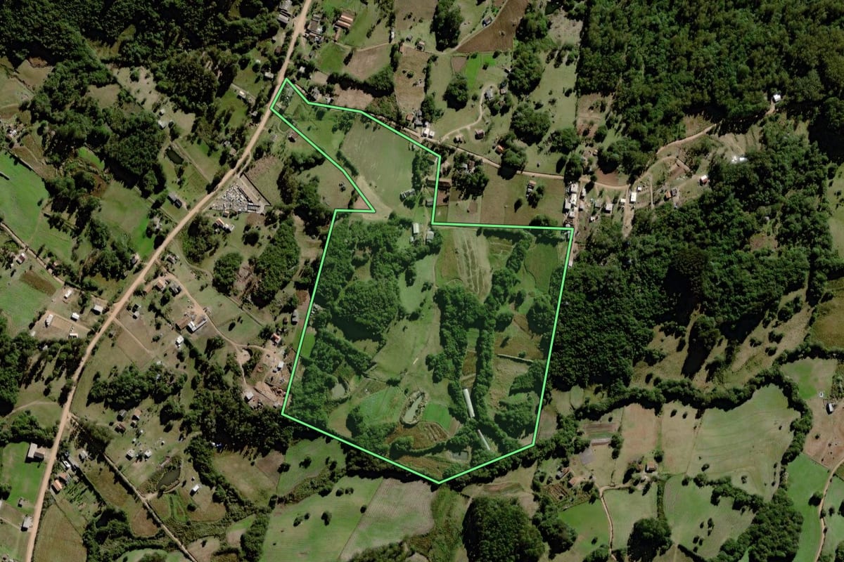 Imagem de satélite do imóvel rural em Canguçu (RS), com o contorno declarado no CAR desenhado por cima.