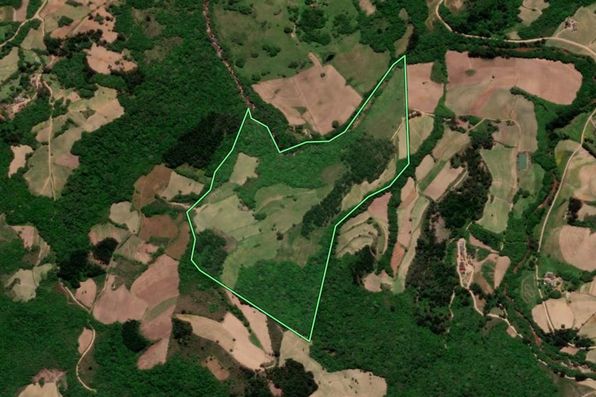 Imagem de satélite do imóvel rural em Canguçu (RS), com o contorno declarado no CAR desenhado por cima.