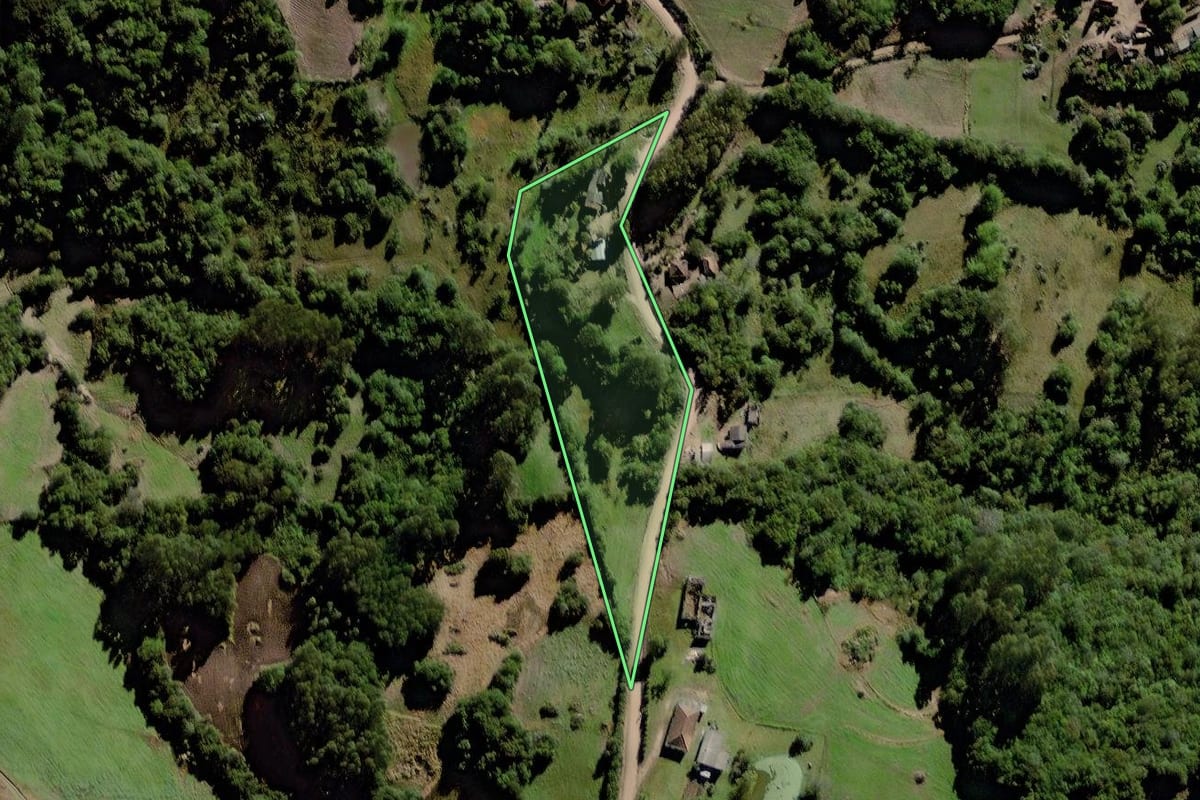 Imagem de satélite do imóvel rural em Canguçu (RS), com o contorno declarado no CAR desenhado por cima.