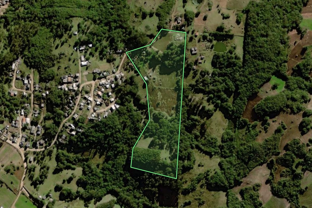 Imagem de satélite do imóvel rural em Canguçu (RS), com o contorno declarado no CAR desenhado por cima.