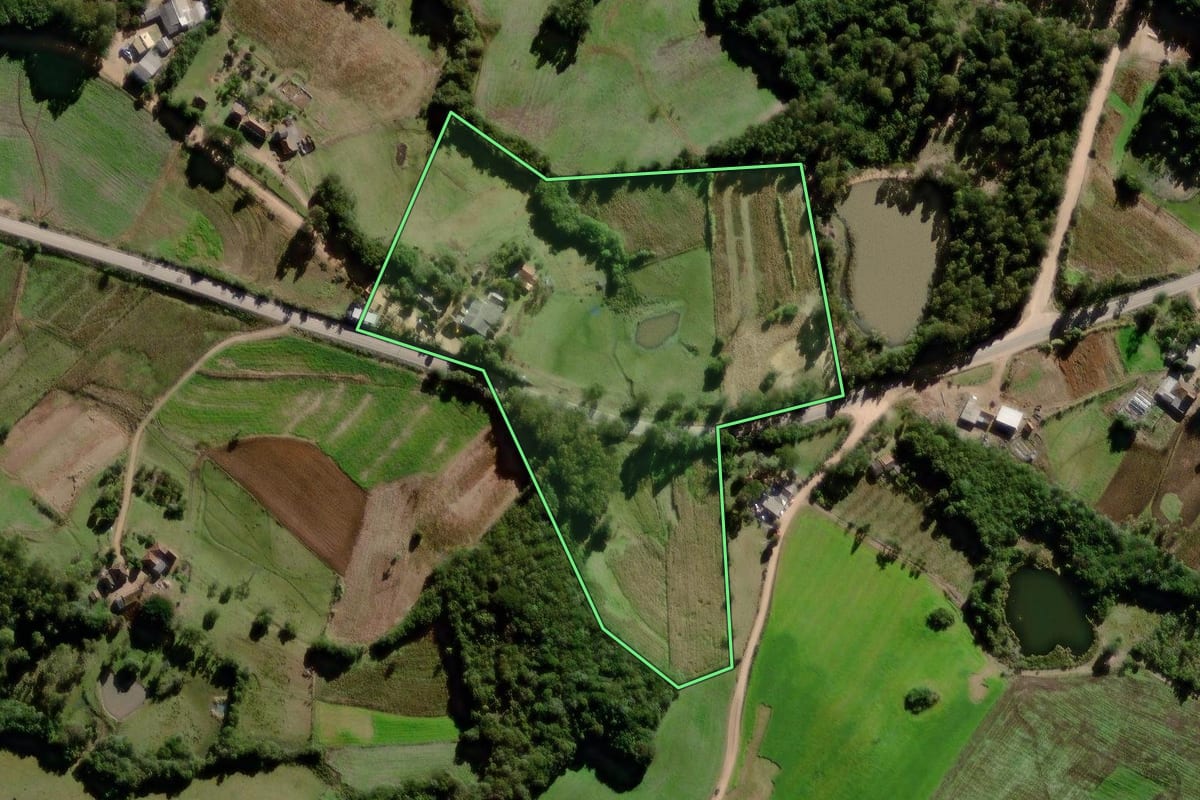 Imagem de satélite do imóvel rural em Canguçu (RS), com o contorno declarado no CAR desenhado por cima.