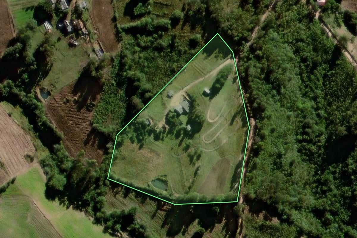 Imagem de satélite do imóvel rural em Canguçu (RS), com o contorno declarado no CAR desenhado por cima.