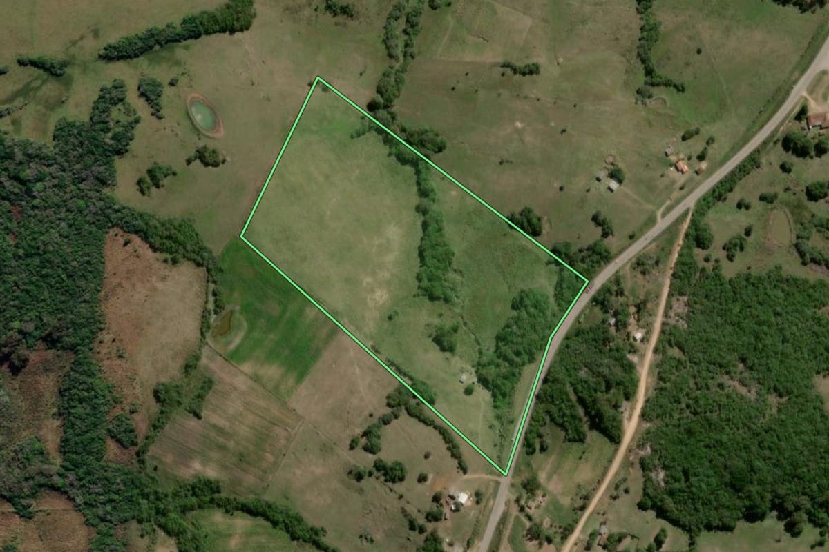 Imagem de satélite do imóvel rural em Canguçu (RS), com o contorno declarado no CAR desenhado por cima.
