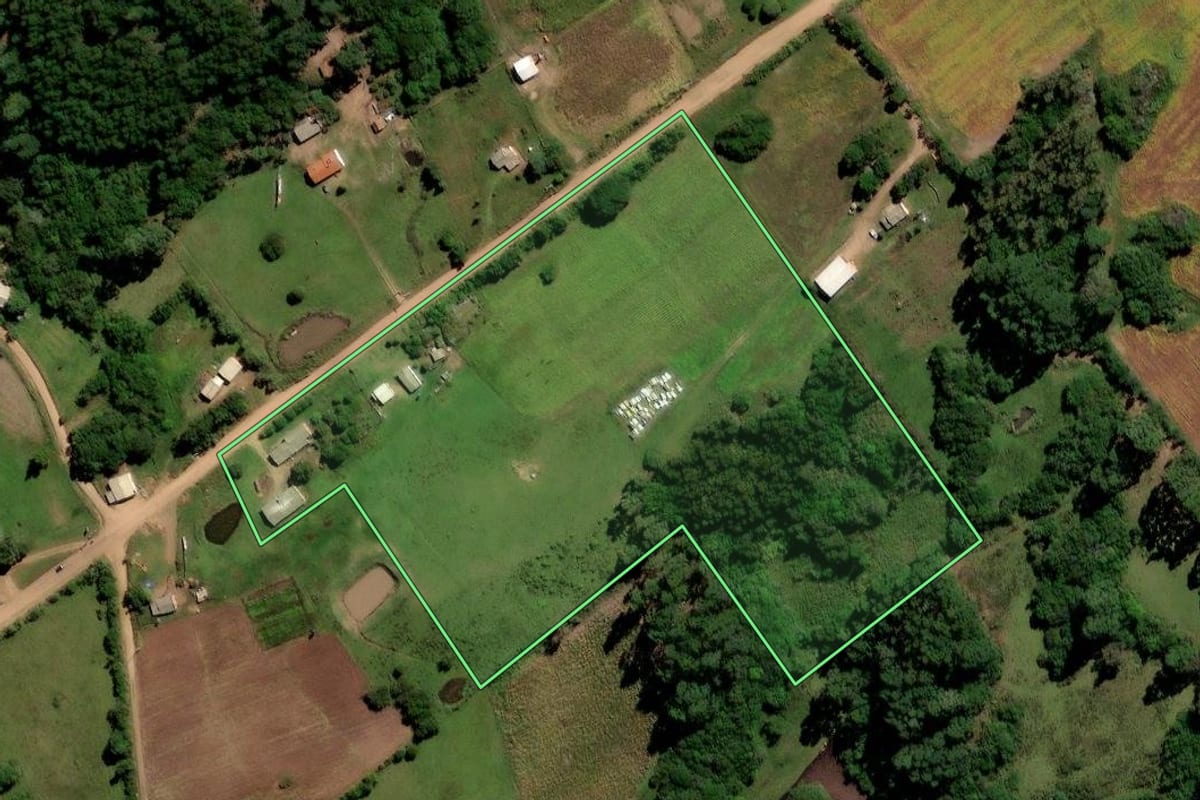 Imagem de satélite do imóvel rural em Canguçu (RS), com o contorno declarado no CAR desenhado por cima.
