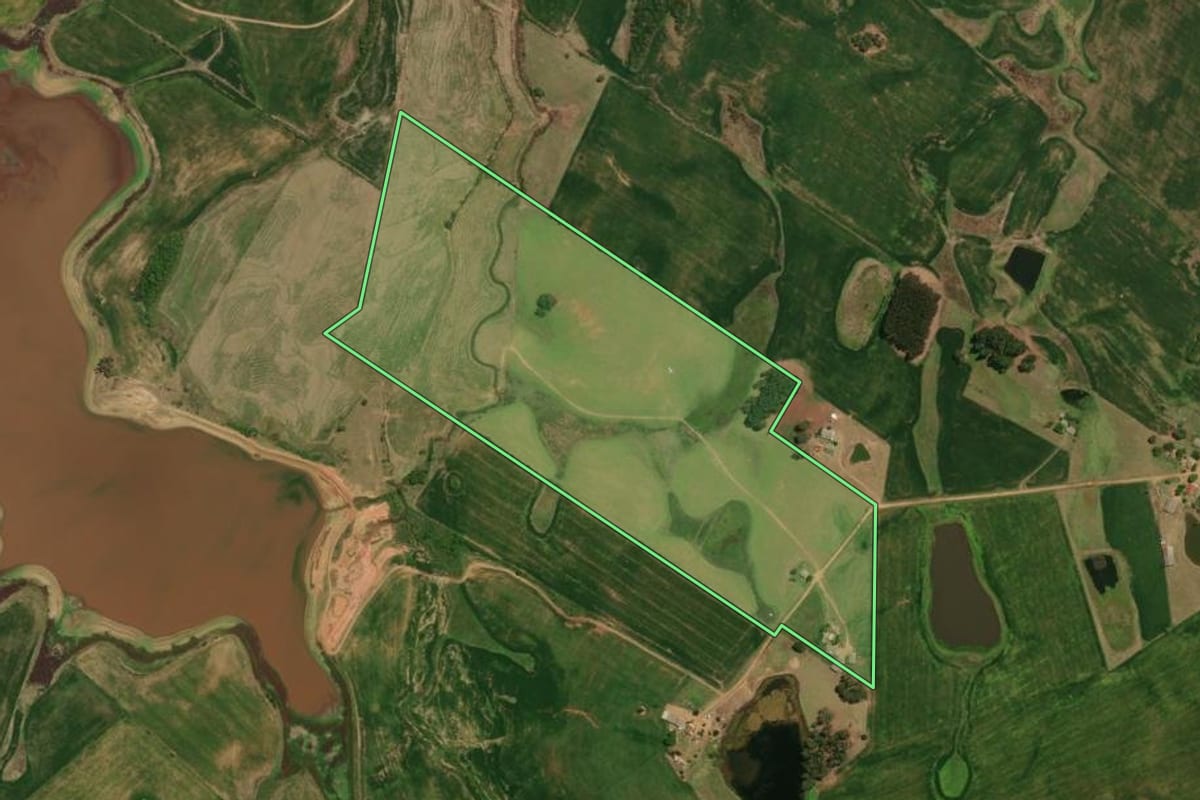 Imagem de satélite do imóvel rural em Canguçu (RS), com o contorno declarado no CAR desenhado por cima.