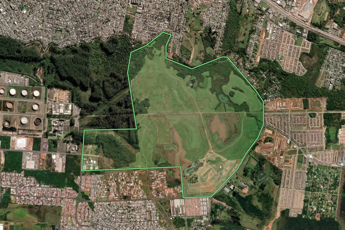Imagem de satélite do imóvel rural em Canoas (RS), com o contorno declarado no CAR desenhado por cima.