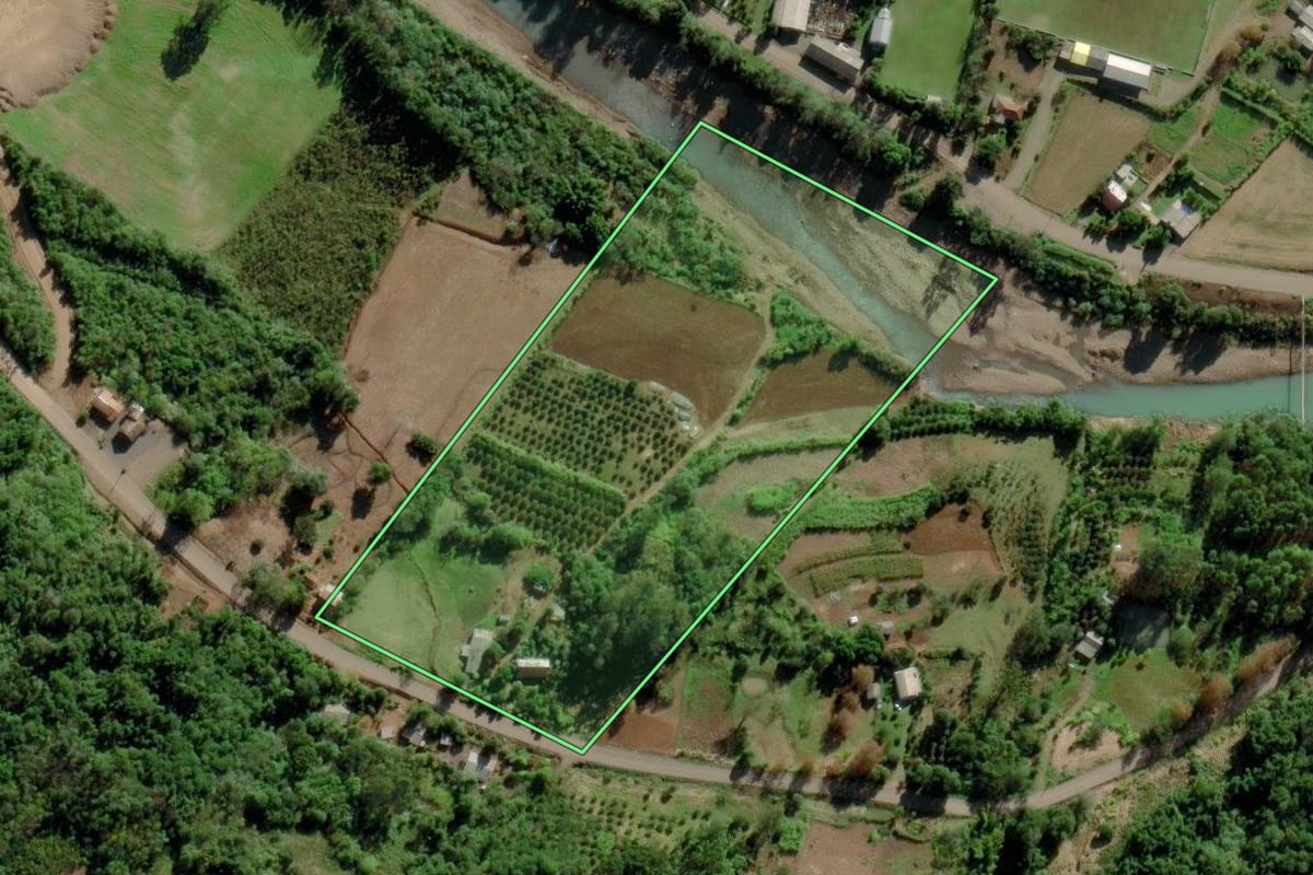 Imagem de satélite do imóvel rural em Canudos do Vale (RS), com o contorno declarado no CAR desenhado por cima.