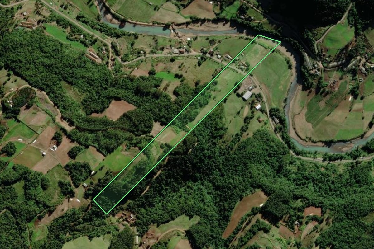 Imagem de satélite do imóvel rural em Canudos do Vale (RS), com o contorno declarado no CAR desenhado por cima.