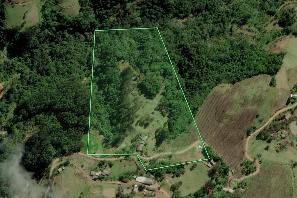Imagem de satélite do imóvel rural em Canudos do Vale (RS), com o contorno declarado no CAR desenhado por cima.