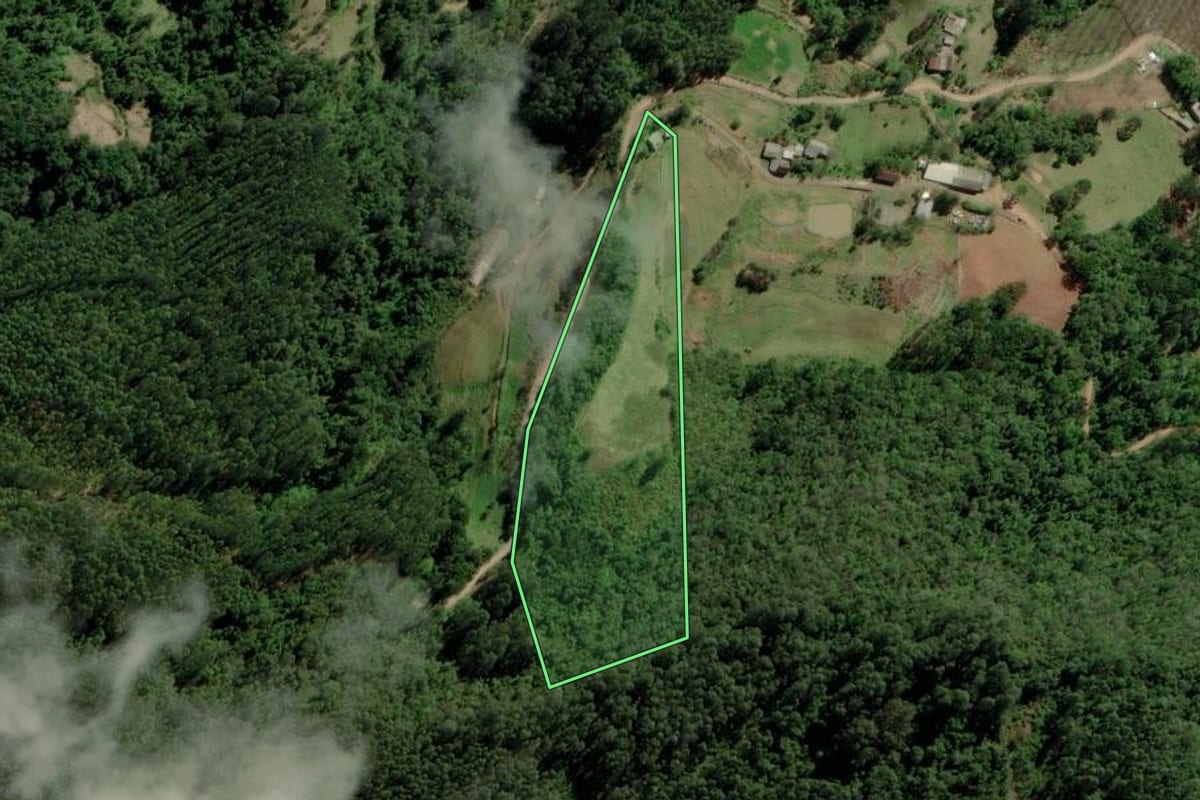 Imagem de satélite do imóvel rural em Canudos do Vale (RS), com o contorno declarado no CAR desenhado por cima.